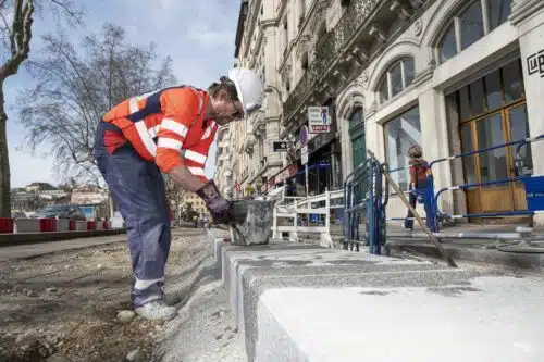 découvrez les causes et les solutions aux retards de construction à lyon. restez informé sur les projets en cours et leurs impacts sur le développement urbain de la ville.