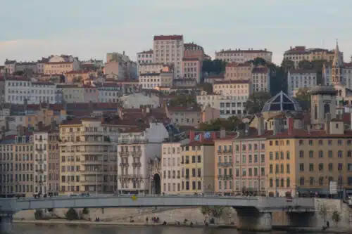 découvrez les villes riches près de lyon, où la culture, l'histoire et le patrimoine s'entremêlent pour offrir un cadre de vie exceptionnel. explorez des communes prisées pour leur élégance et leur qualité de vie, idéales pour investir ou s'installer.