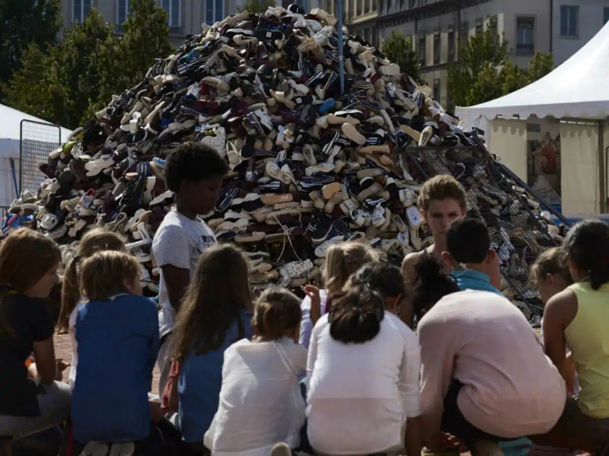 découvrez la pyramide de chaussures, une astuce de rangement innovante pour optimiser votre espace. organisez vos chaussures de manière élégante et pratique tout en ajoutant une touche décorative à votre intérieur. idéal pour les passionnés de mode !