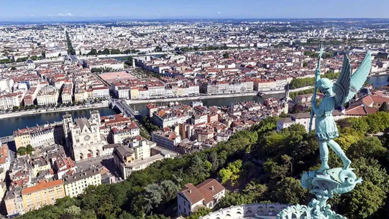 découvrez un hôtel de luxe à lyon qui accueille chaleureusement les habitants. profitez d'un cadre raffiné, de services haut de gamme et d'une atmosphère conviviale, où le confort et l'élégance se rencontrent pour une expérience inoubliable.