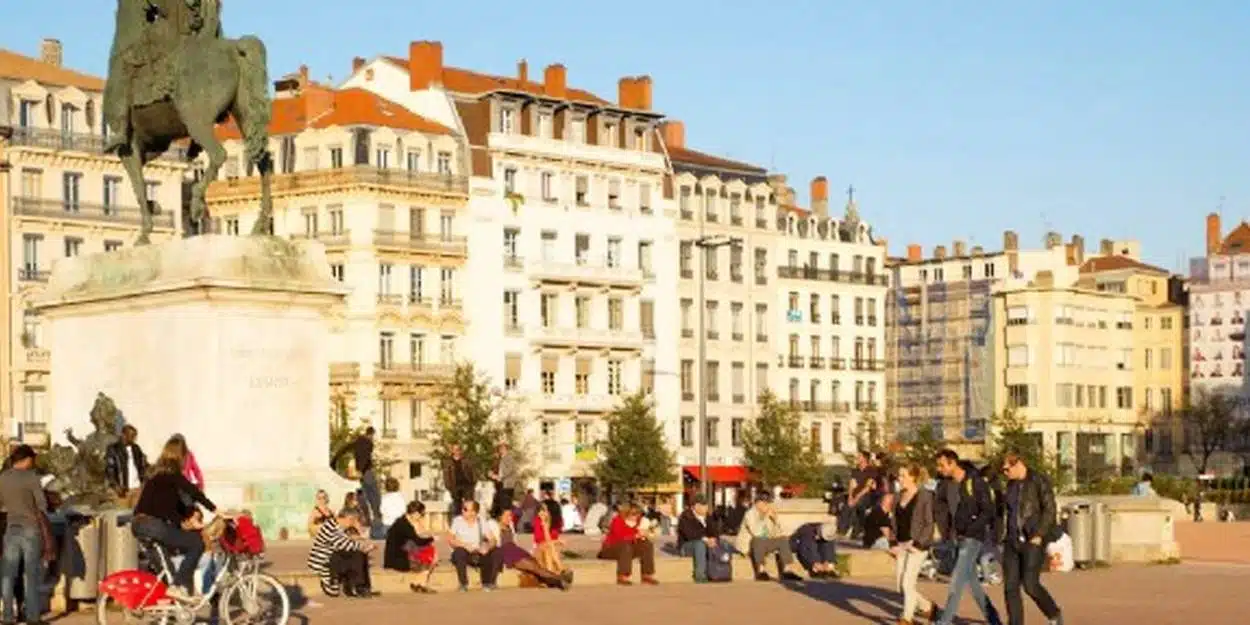 découvrez les villes riches situées près de lyon, où charme, patrimoine et qualité de vie se rencontrent. explorez ces communes prisées pour leur cadre de vie exceptionnel et leurs infrastructures de qualité.