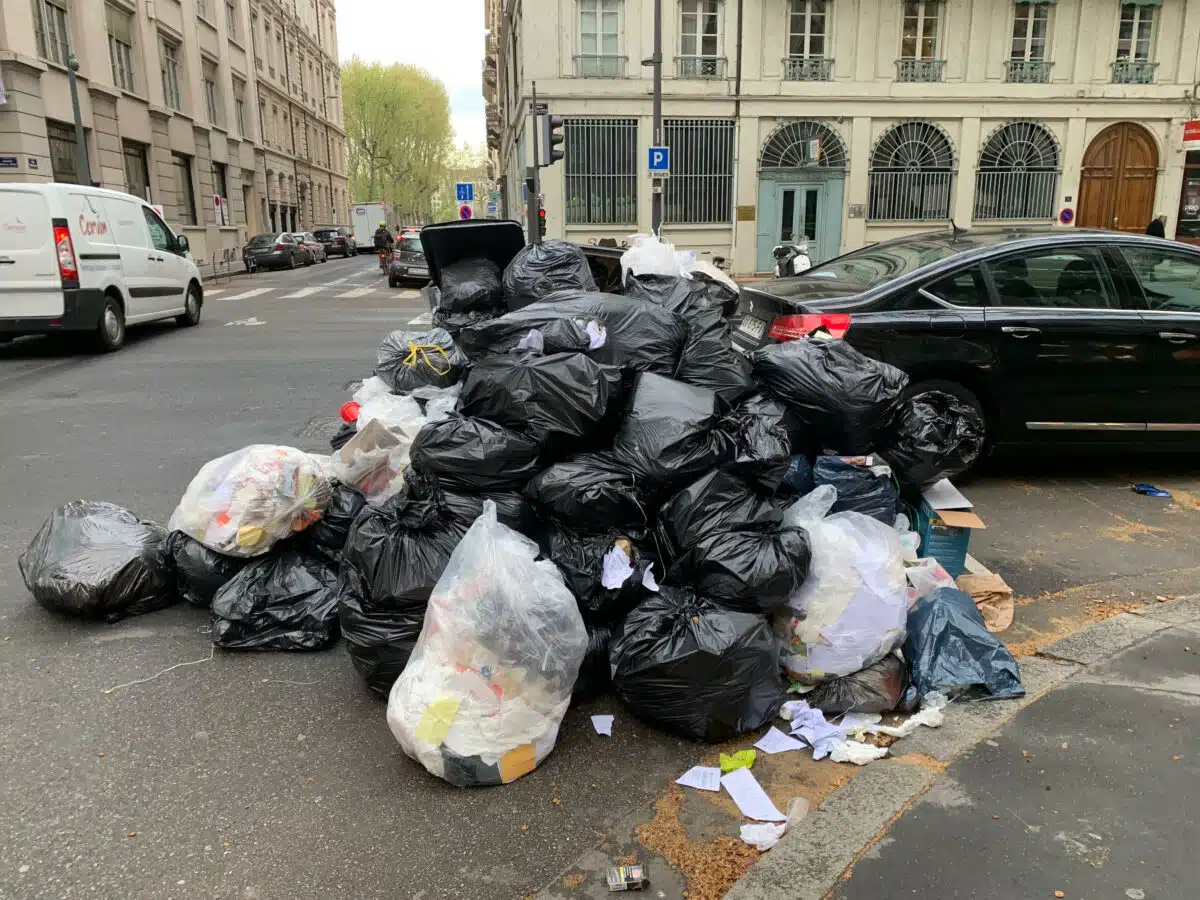 découvrez comment la grève des pompiers à lyon impacte la célèbre fête des lumières. informez-vous sur les enjeux de cette mobilisation et les mesures prises pour garantir la sécurité de cet événement emblématique.