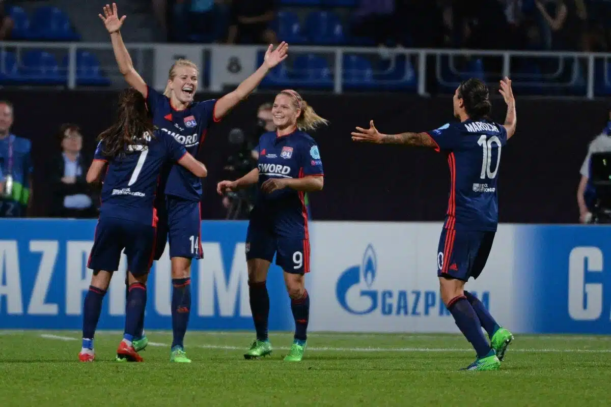 découvrez le parcours inspirant de l'ol féminin, qui atteint de nouveaux sommets sur la scène sportive. suivez leurs réussites, l'engagement des joueuses et les moments clés qui font vibrer les fans.