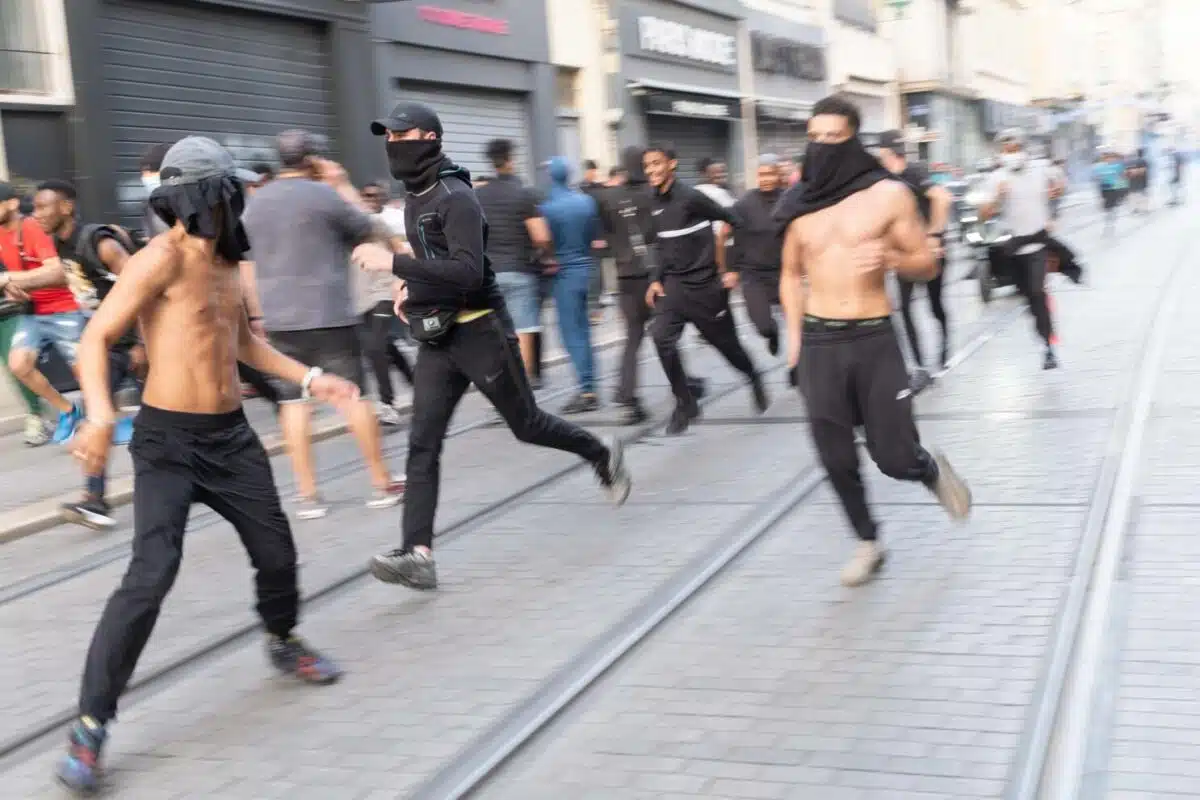 un incident surprenant à lyon où un homme sous l'influence de drogues a attaqué la police avec une trottinette. découvrez tous les détails de cette attaque insolite qui a choqué la ville.