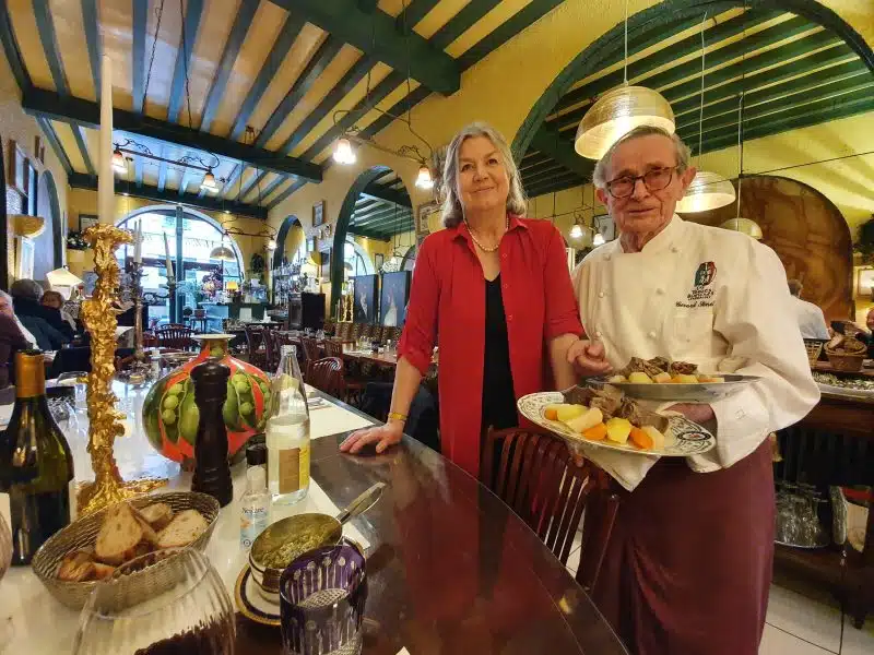 découvrez l'enchère vettard dédiée à la cuisine lyonnaise, un événement exclusif où passionnés et gourmets se réunissent pour acquérir des trésors culinaires et vivre une expérience gastronomique unique. ne manquez pas cette occasion de plonger dans l'univers savoureux de la gastronomie lyonnaise !