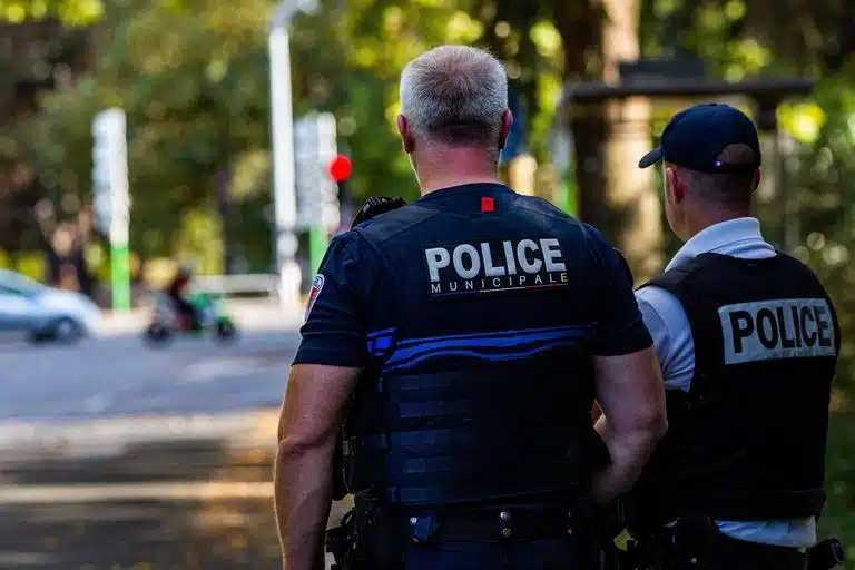 un incident choquant à lyon : un agent de police ouvre le feu sur un conducteur lors d'une intervention, soulevant des questions sur la légitimité de l'usage de la force. découvrez les détails de cet événement troublant et ses répercussions.