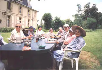 découvrez l'histoire émotive du départ des pères maristes à sainte-foy-lès-lyon, un événement marquant qui a façonné la communauté locale. plongez dans le riche patrimoine spirituel et culturel laissé par ces missionnaires dévoués.