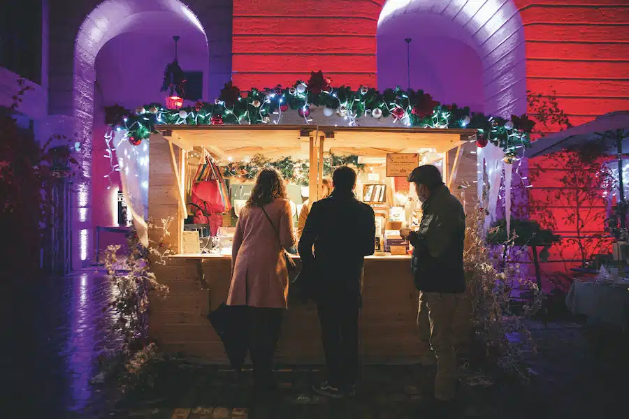 découvrez la brocante solidaire de lyon, un marché unique où chaque achat contribue à une bonne cause. trouvez des objets d'occasion, vintage et artisans locaux tout en soutenant des initiatives solidaires. rejoignez-nous pour un shopping éthique et convivial !