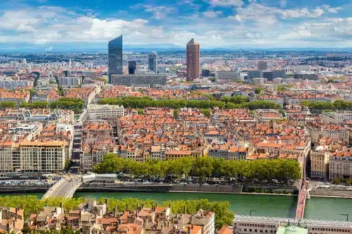 découvrez les dernières tendances du marché immobilier à lyon avec la baisse des prix attractifs. profitez d'opportunités uniques pour investir dans la pierre ou trouver votre logement idéal à un tarif abordable.