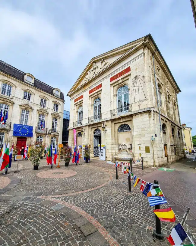 découvrez notre escapade gourmande à bourg-en-bresse, où les délices culinaires et les spécialités régionales vous attendent. savourez des plats authentiques dans un cadre enchanteur et laissez-vous séduire par la richesse du patrimoine gastronomique de cette charmante ville.