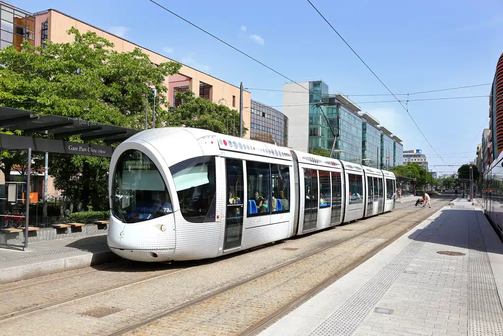 découvrez le tramway de lyon, un moyen de transport pratique et écologique qui relie les différents quartiers de cette magnifique ville française. explorez les lignes, les horaires et les avantages du tramway pour vos déplacements quotidiens.