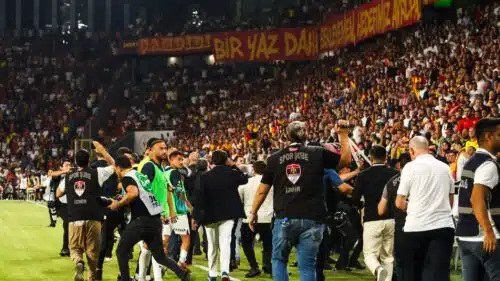 découvrez comment les supporters de besiktas se sont retrouvés à l'écart de lyon lors de leur dernier match. plongez dans l'ambiance unique des fans, leurs chants et leur passion pour leur équipe, tout en analysant les raisons de cette séparation. une expérience inédite à ne pas manquer!