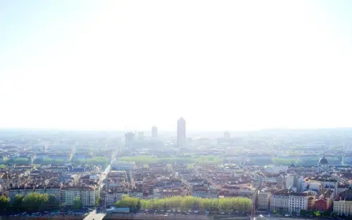 découvrez les prévisions météorologiques pour lyon ce mercredi : un matin brumeux suivi de belles éclaircies. préparez-vous à un temps variable et profitez des moments ensoleillés !