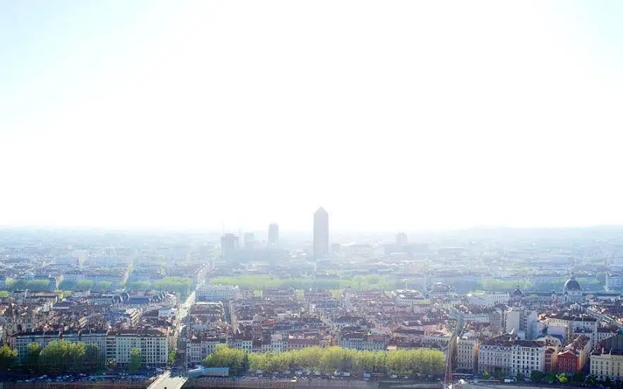 découvrez les prévisions météorologiques pour lyon ce mercredi : un matin brumeux suivi de belles éclaircies. préparez-vous à un temps variable et profitez des moments ensoleillés !