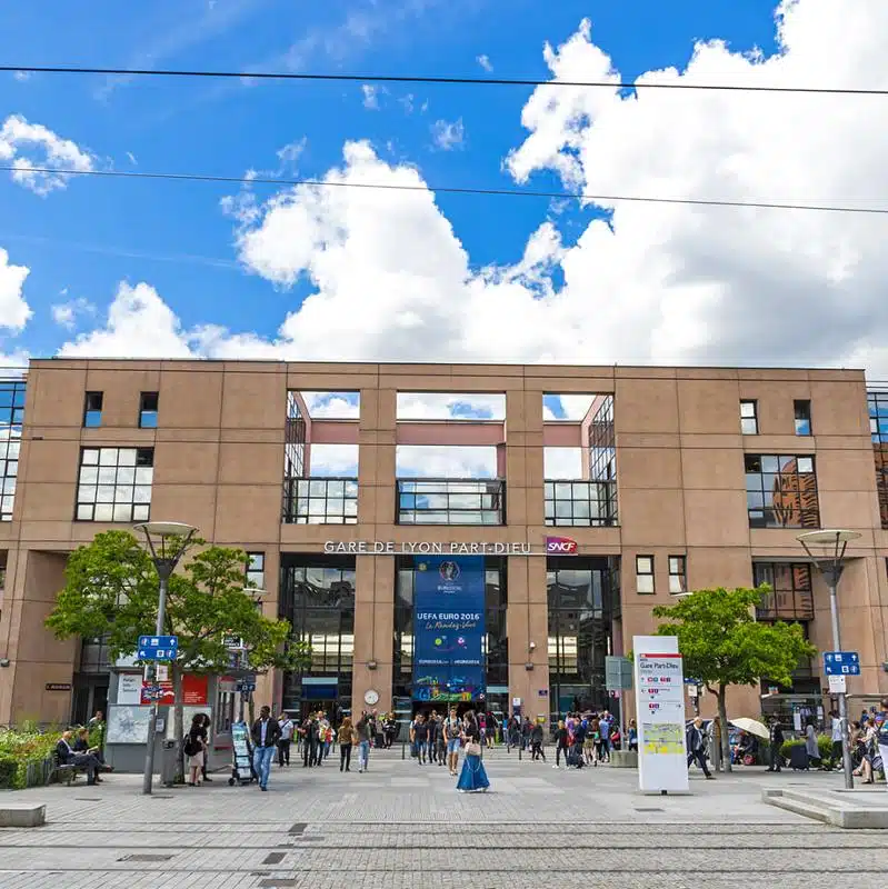 découvrez les dernières actualités et les projets de rénovation de la gare part-dieu à lyon, emblème du transport moderne. suivez l'évolution de cette gare centrale en pleine reprise et ses impacts sur la mobilité des voyageurs.