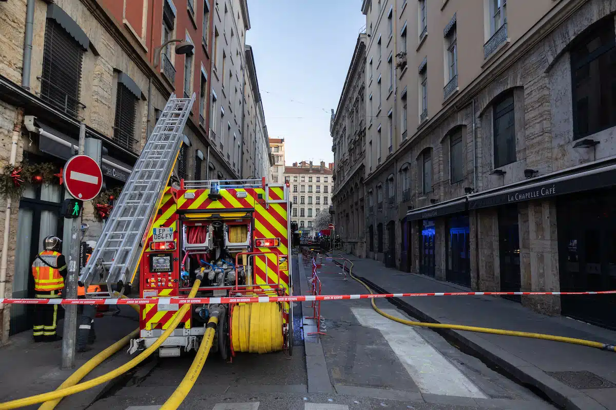 découvrez les causes et les conséquences des incendies dans les appartements à lyon. informez-vous sur les mesures de prévention essentielles pour protéger votre logement et vos proches.