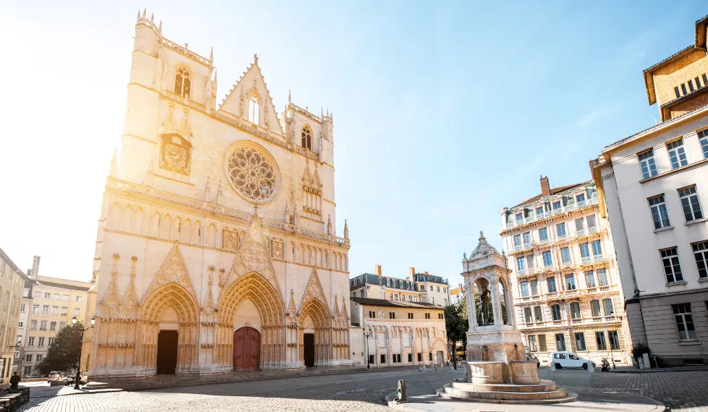 découvrez un spectacle unique à la cathédrale de lyon, alliant la magie de l'architecture gothique à des performances artistiques époustouflantes. plongez dans une expérience culturelle inoubliable au cœur de la ville, où lumières et sons s'entremêlent pour émerveiller petits et grands.