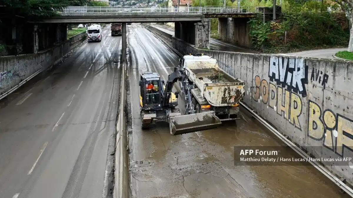 découvrez les dernières informations sur les inondations à lyon et saint-étienne. analyse des causes, des impacts sur la population et des mesures prises pour sécuriser les zones touchées. restez informé des évolutions et des conseils de sécurité.