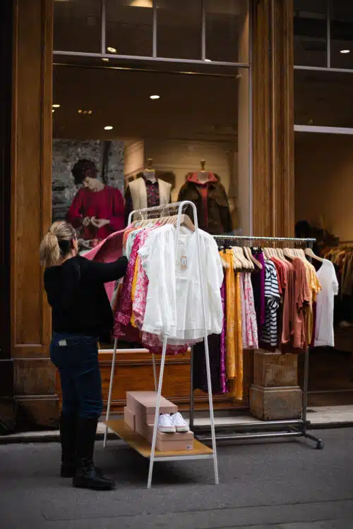 découvrez la braderie de lyon, un événement incontournable où vous pouvez dénicher des trésors pour seulement 2€. profitez d'une journée de shopping animée, avec des stands variés, des bonnes affaires et une ambiance conviviale au cœur de la ville. ne manquez pas cette occasion unique d'allier économies et plaisir !