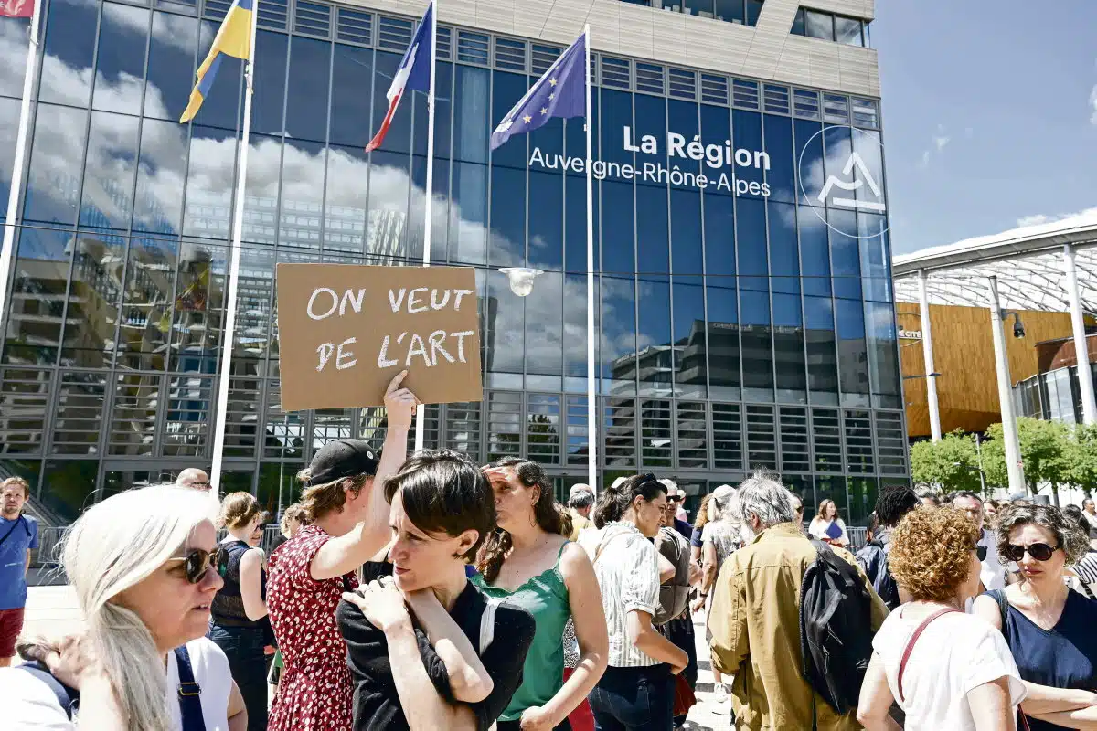 découvrez les dernières coupes budgétaires à lyon : impacts sur les services publics, réponses des autorités locales et analyses des conséquences pour les citoyens. restez informé sur les enjeux économiques et sociaux dans la métropole lyonnaise.