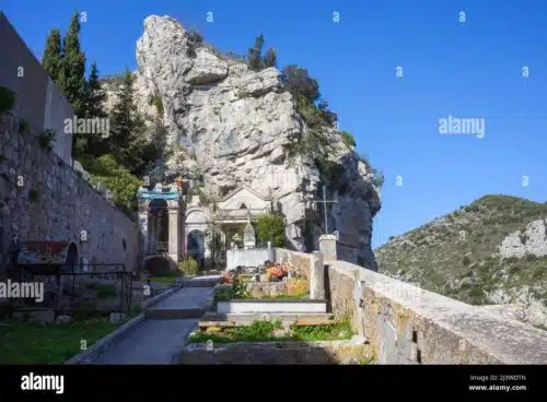 découvrez le cimetière médiéval de lyon, un site historique fascinant où l'art funéraire et l'architecture gothique se rencontrent. explorez les tombes anciennes et plongez dans l'histoire riche de cette ville à travers ses sépultures mystérieuses.