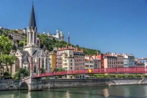 découvrez les incontournables de lyon, une ville riche en histoire, gastronomie et culture. explorez ses sites emblématiques, dégustez ses spécialités culinaires et vivez une expérience unique au cœur de ce chef-d'œuvre français.