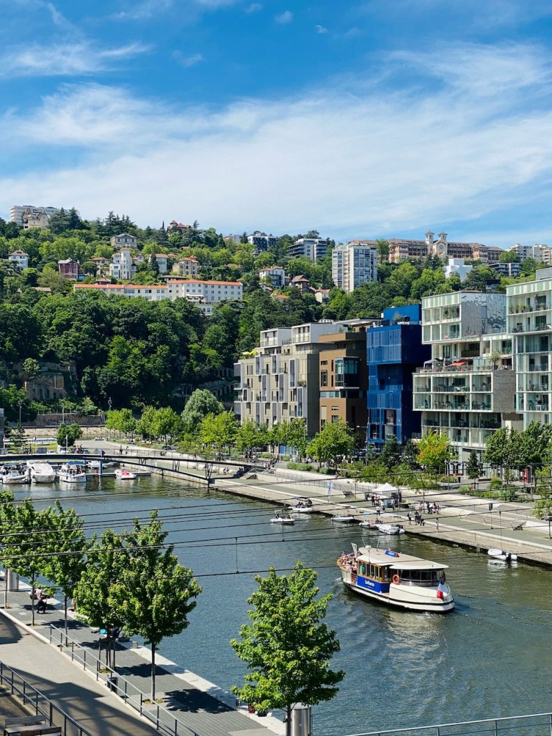 découvrez lyon en 10 étapes incontournables ! explorez ses quartiers historiques, savourez la gastronomie locale, et plongez dans la culture riche de la ville des lumières. un guide idéal pour profiter pleinement de cette destination captivante.