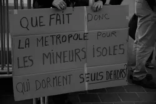 rejoignez la manifestation pour défendre les droits des mineurs à lyon. un événement vital pour sensibiliser à la protection des jeunes, promouvoir leurs droits fondamentaux et lutter contre les injustices. ensemble, agissons pour un avenir meilleur!