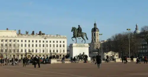 découvrez une œuvre exceptionnelle à bellecour, symbole d'art et de culture. plongez dans un univers créatif où l'innovation rencontre la tradition, pour une expérience inoubliable au cœur de cette célèbre place de lyon.