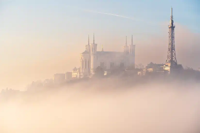 découvrez le phénomène fascinant du brouillard à lyon : ses origines, ses impacts sur la vie quotidienne et sa beauté mystérieuse. explorez comment ce méteo unique façonne la ville et crée une atmosphère envoûtante.