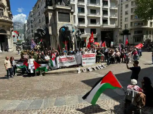 participez au défilé aux flambeaux en soutien à la palestine à lyon, un événement empreint de solidarité et de commémoration. rejoignez-nous pour exprimer votre soutien à la cause palestinienne dans une ambiance conviviale et engagée.