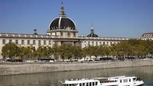 découvrez l'histoire captivante d'un homme perdu à lyon, entre mystères urbains et aventures inattendues. explorez les recoins méconnus de cette belle ville et suivez son parcours émouvant dans cette quête d'identité et d'appartenance.