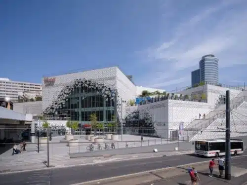 découvrez le nouveau quartier de lyon, un espace vivant et dynamique alliant modernité et charme historique. explorez ses boutiques, restaurants et espaces verts dans un cadre agréable et tendance.