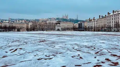 découvrez ce que lyon a à offrir chaque vendredi : des événements culturels, des sorties nocturnes animées, des marchés locaux et une gastronomie riche. profitez de l'ambiance unique de la ville et de ses nombreuses activités pour bien commencer le week-end.