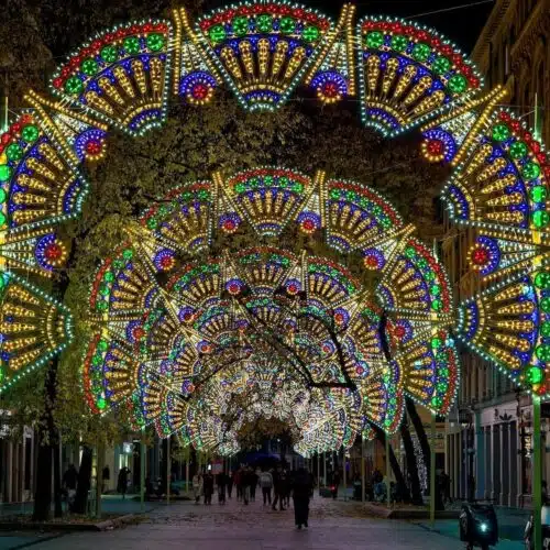 découvrez lyon comme jamais lors de votre week-end du 13 au 15 décembre 2024 ! profitez des lumières de la ville, des spécialités culinaires lyonnaises et des événements festifs de fin d'année. ne manquez pas cette occasion unique de visiter les marchés de noël et de vivre une expérience inoubliable.