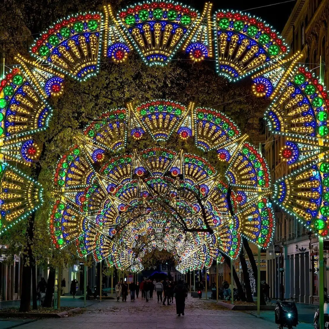 découvrez lyon comme jamais lors de votre week-end du 13 au 15 décembre 2024 ! profitez des lumières de la ville, des spécialités culinaires lyonnaises et des événements festifs de fin d'année. ne manquez pas cette occasion unique de visiter les marchés de noël et de vivre une expérience inoubliable.