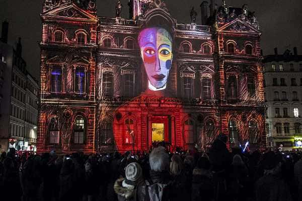 découvrez la magie de la fête des lumières à lyon, un événement spectaculaire qui illumine la ville chaque année de décembre. admirez des installations artistiques lumineuses, des spectacles en plein air et plongez dans une ambiance féerique qui attire des millions de visiteurs venus célébrer la beauté de la lumière.