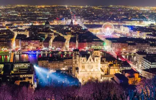 découvrez les meilleurs spots de la fête des lumières à lyon : des lieux emblématiques aux installations lumineuses époustouflantes, vivez une expérience inoubliable au cœur de cette célébration unique qui illumine la ville.