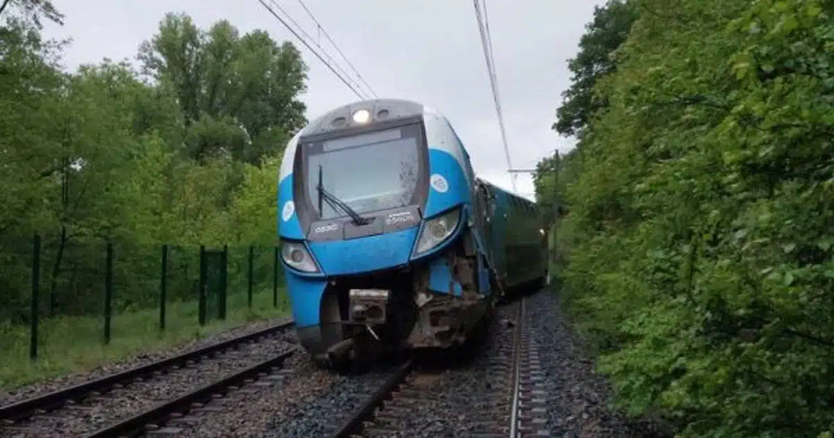 découvrez les derniers détails sur l'incident survenu entre les trains lyon-dijon. informez-vous sur les perturbations, les impacts sur le trafic ferroviaire et les mesures mises en place pour rétablir la circulation.