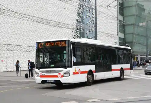 découvrez les transports à lyon en 2024 : un réseau moderne et efficace pour explorer la ville. profitez des tramways, bus et métros pour vos déplacements, tout en découvrant les innovations et projets d'urbanisme qui façonnent l'avenir des transports lyonnais.