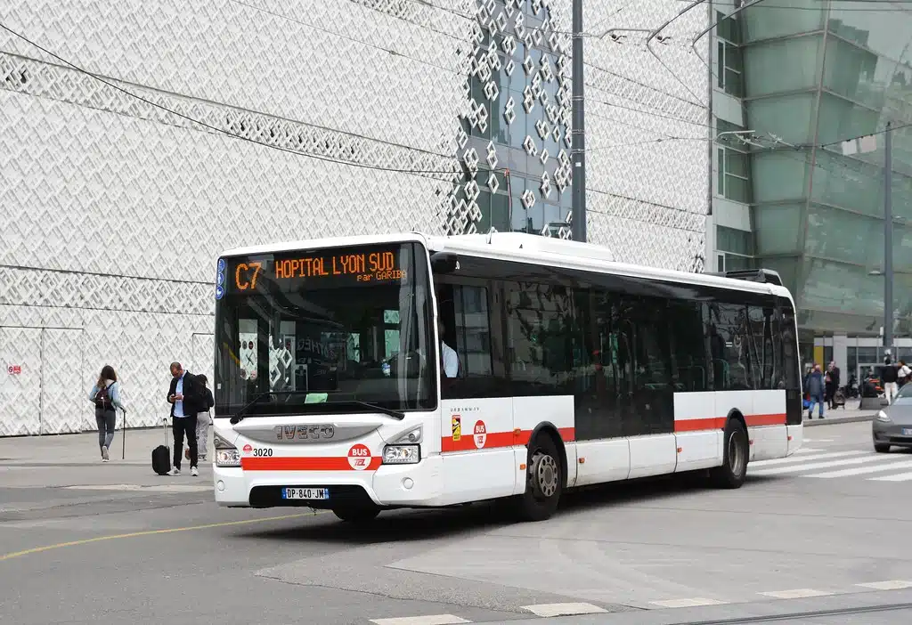 découvrez les transports à lyon en 2024 : un réseau moderne et efficace pour explorer la ville. profitez des tramways, bus et métros pour vos déplacements, tout en découvrant les innovations et projets d'urbanisme qui façonnent l'avenir des transports lyonnais.