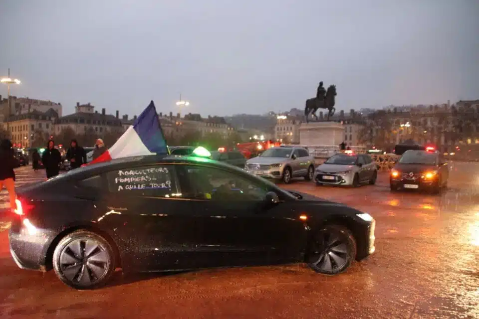 découvrez la magie de la fête des lumières à lyon en toute sérénité avec nos taxis. profitez d'un transport confortable et rapide pour admirer les illuminations féériques de cette célébration incontournable. réservez votre trajet et vivez une expérience inoubliable au cœur de lyon.