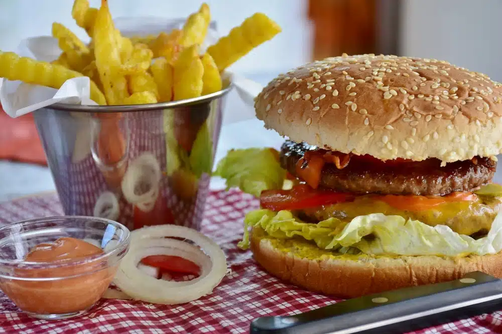 découvrez les meilleures adresses de malbouffe à lyon ! burgers, tacos, frites et autres plaisirs coupables vous attendent dans la capitale gastronomique de la france. régalez-vous avec des spécialités savoureuses et réconfortantes qui feront chavirer vos papilles.