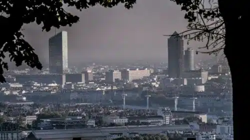 découvrez l'impact de la pollution à lyon, ses causes, ses conséquences sur la santé et l'environnement, ainsi que les initiatives mises en place pour améliorer la qualité de l'air dans cette métropole dynamique.