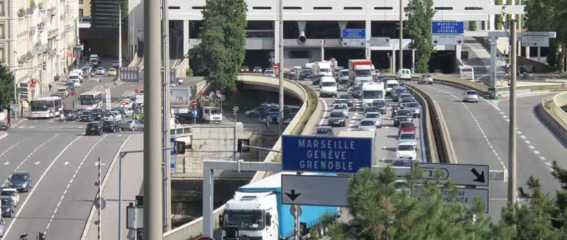 découvrez les dernières informations sur les perturbations des autoroutes autour de lyon. restez informé des conditions de circulation, des travaux et des incidents pour planifier vos trajets en toute sérénité.