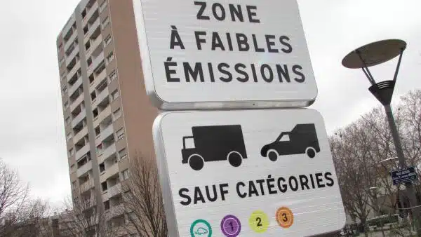 découvrez la zone à faibles émissions de lyon, un espace urbain conçu pour réduire la pollution de l'air et favoriser des modes de transport durables. informez-vous sur les restrictions, les avantages pour la santé et l'environnement, ainsi que les solutions de mobilité alternative proposées pour les lyonnais et les visiteurs.