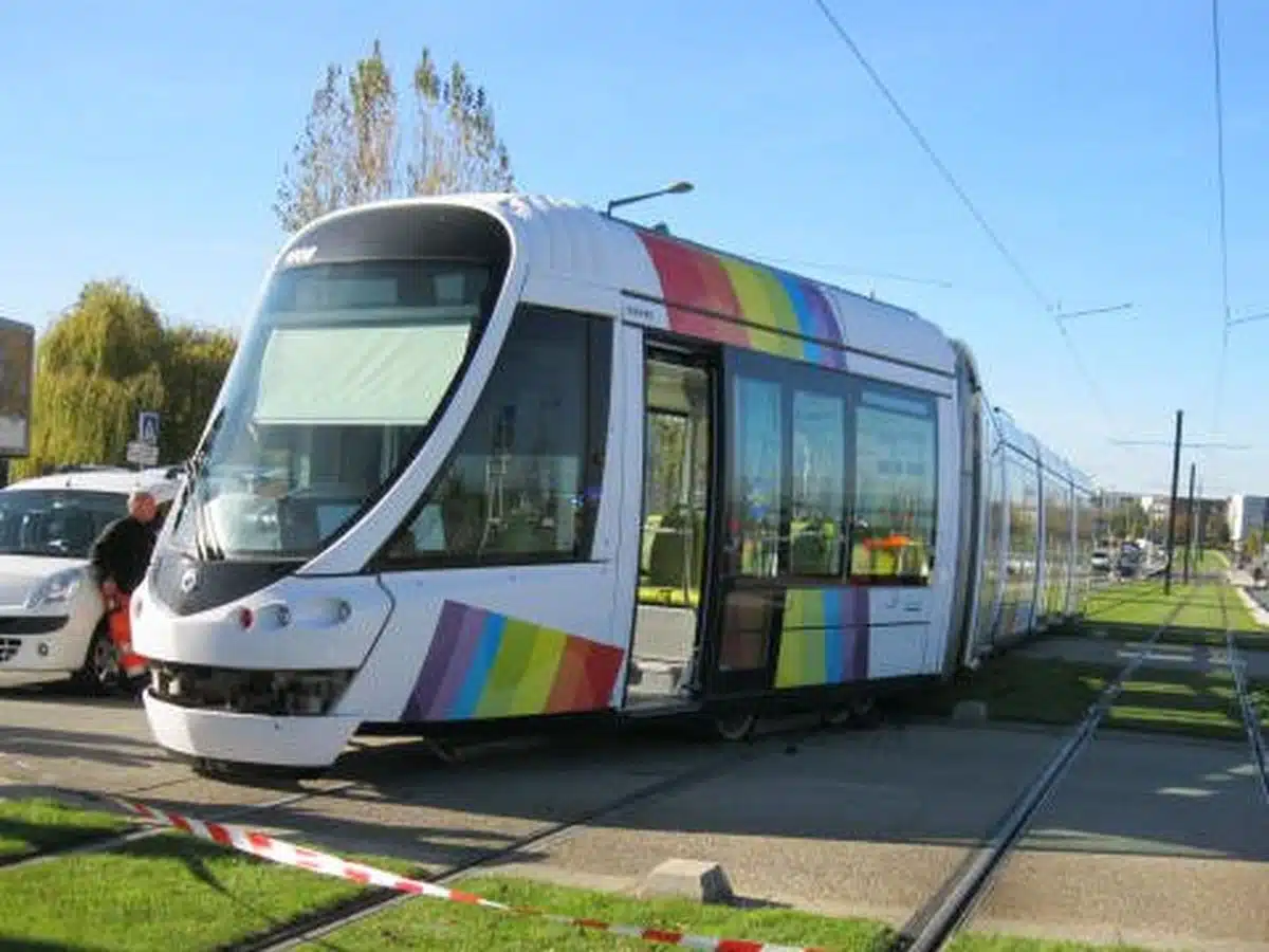 découvrez les dernières informations sur le déraillement du tram à lyon, les causes, les impacts sur le trafic et les mesures prises pour garantir la sécurité des usagers. restez informés des mises à jour et des conseils pour vos déplacements dans la ville.