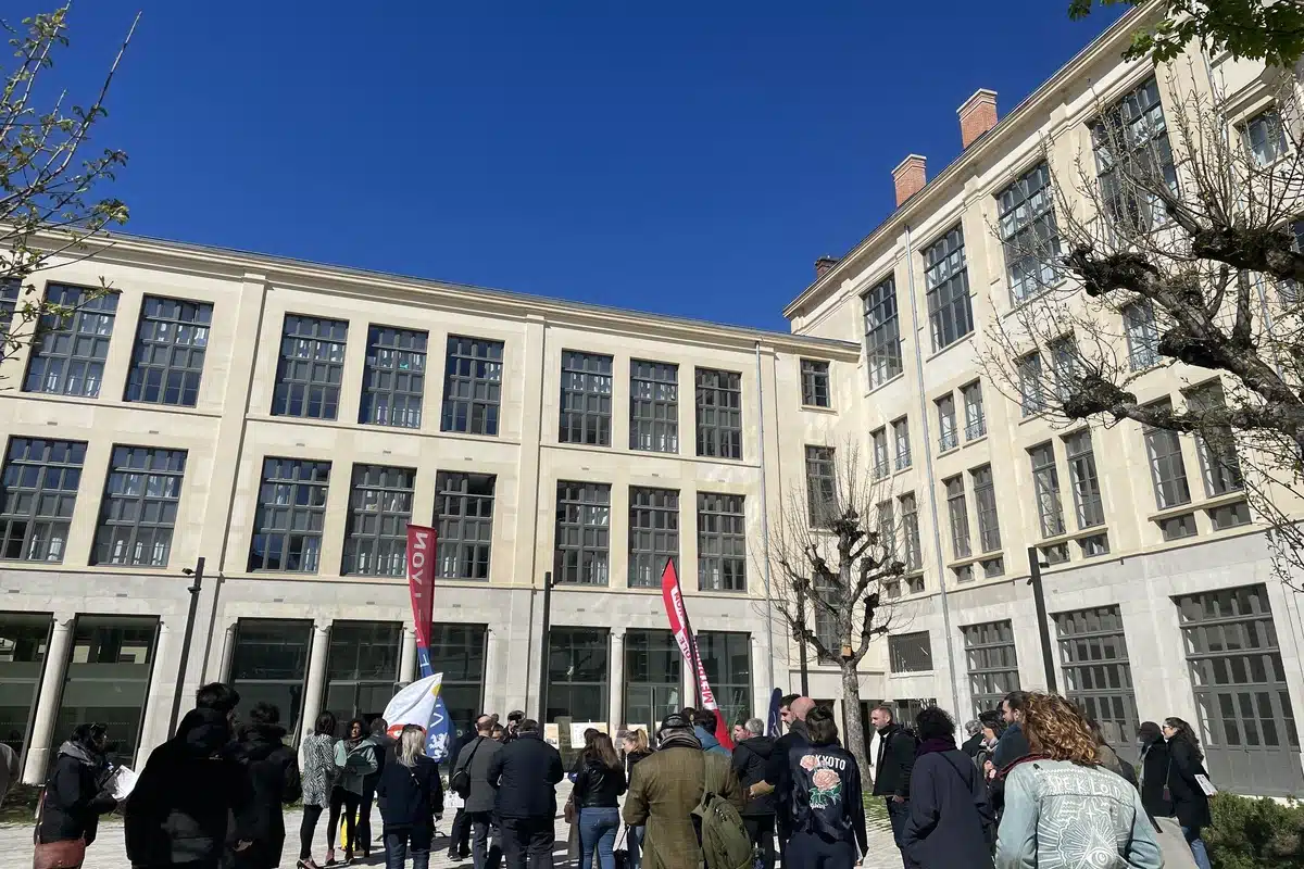 découvrez la mairie rénovée du 1er arrondissement de lyon, un espace modernisé alliant patrimoine et innovation. explorez ses nouvelles infrastructures, ses services modernisés et son engagement pour le développement durable dans un cadre chaleureux et accueillant.