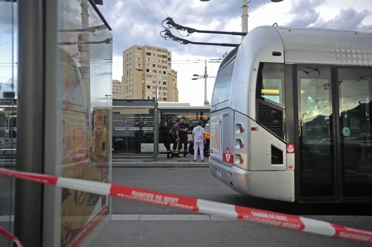 découvrez les détails de l'agression au couteau survenue à lyon, une situation inquiétante qui soulève des questions sur la sécurité dans la ville. restez informés sur les événements récents et les mesures prises par les autorités.