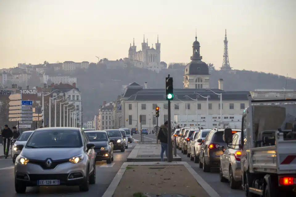 découvrez l'impact de la pollution à lyon, ses principales sources, ses effets sur la santé et l'environnement, ainsi que les mesures prises pour améliorer la qualité de l'air dans cette métropole française.